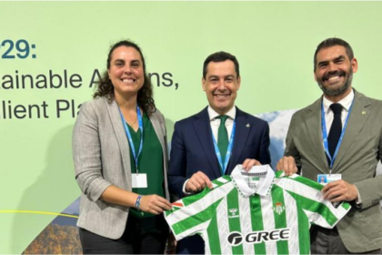 Juan Manuel Moreno Bonilla, presidente de la Junta de Andalucía, Rafael Muela, presidente de la Fundación Real Betis y una integrante de la misma