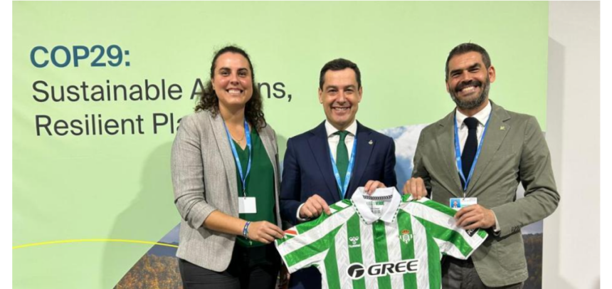 Juan Manuel Moreno Bonilla, presidente de la Junta de Andalucía, Rafael Muela, presidente de la Fundación Real Betis y una integrante de la misma