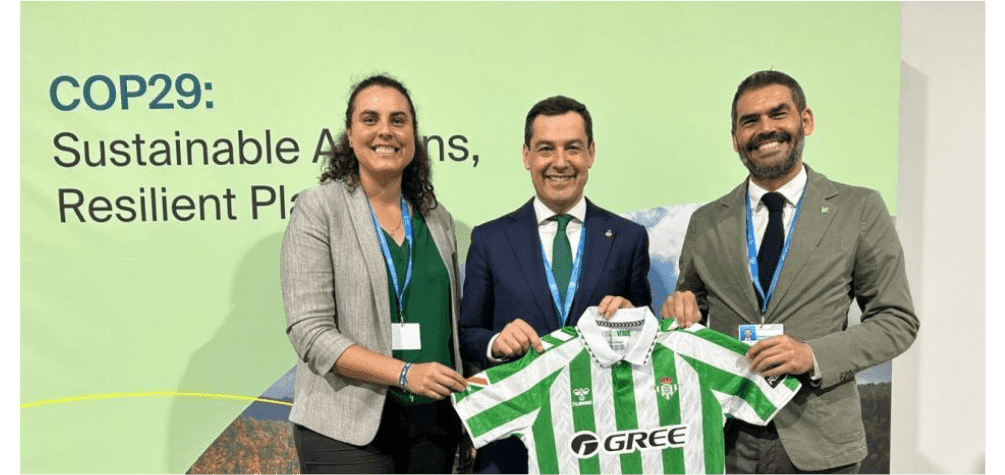 Juan Manuel Moreno Bonilla, presidente de la Junta de Andalucía, Rafael Muela, presidente de la Fundación Real Betis y una integrante de la misma
