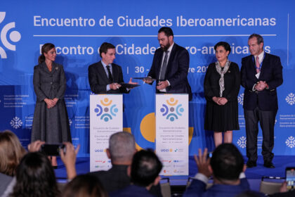 Firma de la Declaración de Madrid al terminar el I Encuentro de Ciudades Iberoamericanas