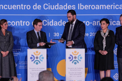 Firma de la Declaración de Madrid al terminar el I Encuentro de Ciudades Iberoamericanas