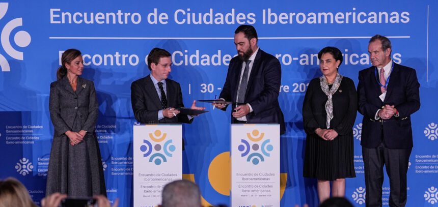 Firma de la Declaración de Madrid al terminar el I Encuentro de Ciudades Iberoamericanas