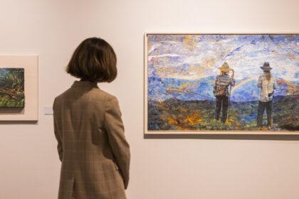 Una visitante contempla las piezas de la exposición “Luz increada” de Isabel Guerra - Museo Goya de Fundación Ibercaja