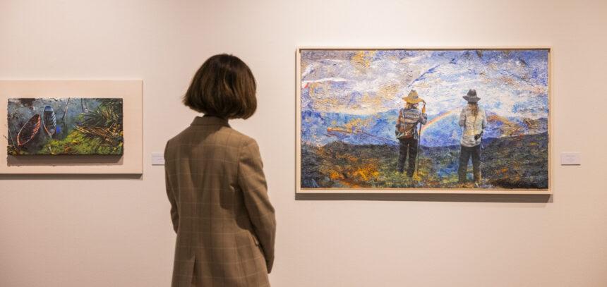 Una visitante contempla las piezas de la exposición “Luz increada” de Isabel Guerra - Museo Goya de Fundación Ibercaja