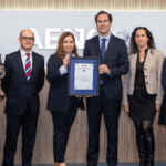 Representantes de ambas entidades entregando y recogiendo el certificado