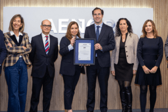 Representantes de ambas entidades entregando y recogiendo el certificado