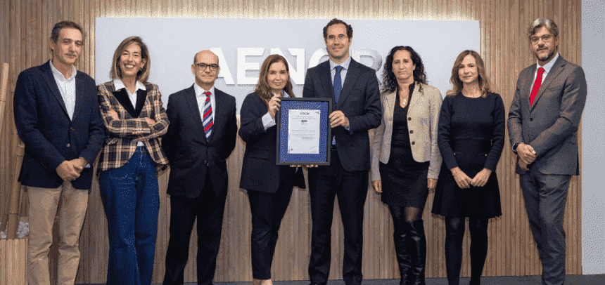 Representantes de ambas entidades entregando y recogiendo el certificado