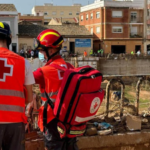 Dos voluntarios de Cruz Roja evaluando el daño provocado por la DANA en Valencia