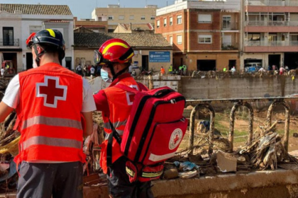 Dos voluntarios de Cruz Roja evaluando el daño provocado por la DANA en Valencia