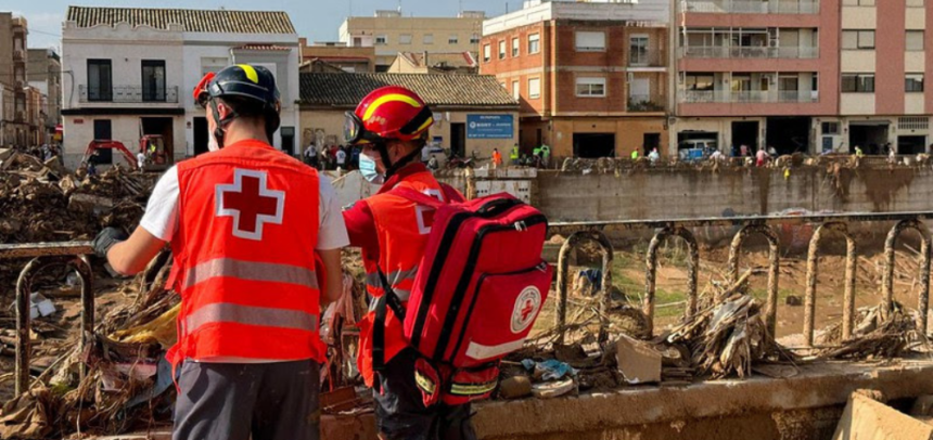 Dos voluntarios de Cruz Roja evaluando el daño provocado por la DANA en Valencia