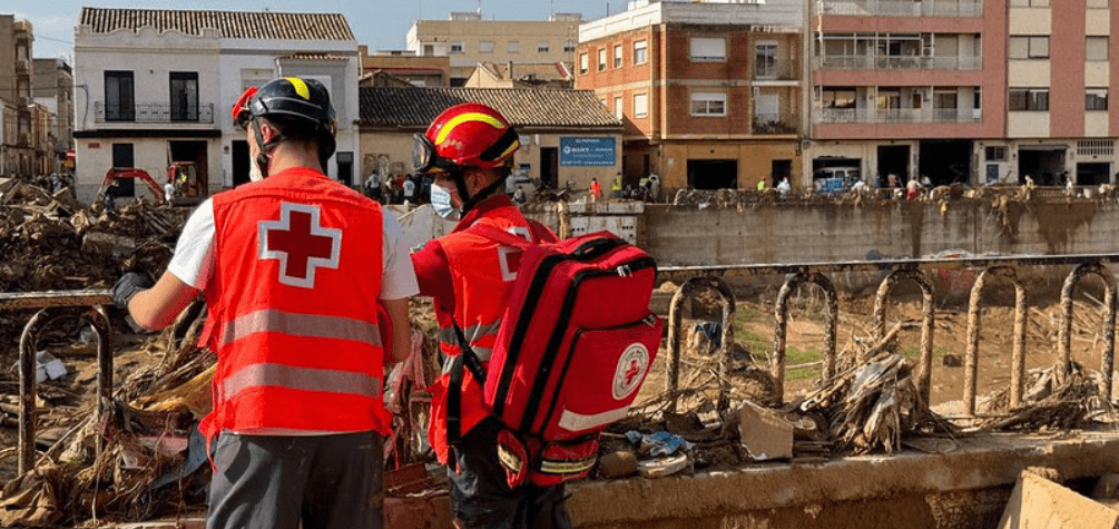 Dos voluntarios de Cruz Roja evaluando el daño provocado por la DANA en Valencia