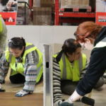 Grupo de mujeres trabajando durante el desarrollo del taller en los almacenes de Brico Depôt