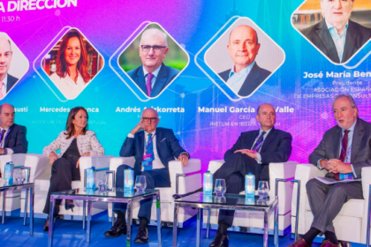 Mercedes Oblanca, presidenta de Accenture en España y Portugal; Germán del Real, director general de Ayesa; Luis Abad, consejero delegado de Capgemini; Manuel García del Valle, CEO de Inetum en Iberia y Latam; y Víctor López-Barrantes, country manager de NTT DATA España, compartieron su visión de la transformación digital en el Día de la Consultoría