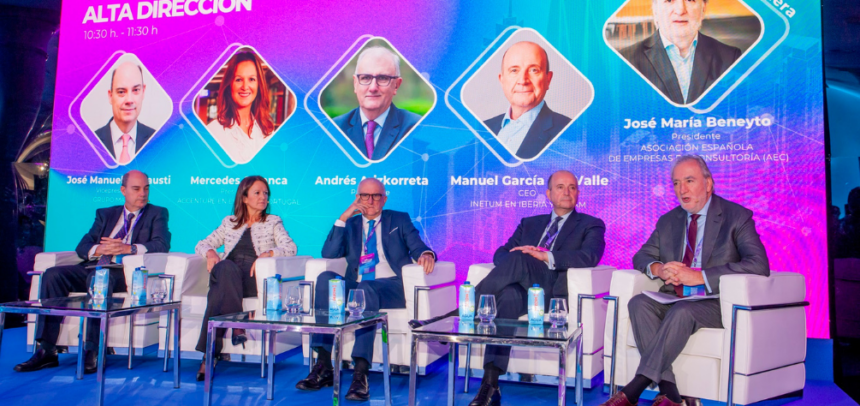 Mercedes Oblanca, presidenta de Accenture en España y Portugal; Germán del Real, director general de Ayesa; Luis Abad, consejero delegado de Capgemini; Manuel García del Valle, CEO de Inetum en Iberia y Latam; y Víctor López-Barrantes, country manager de NTT DATA España, compartieron su visión de la transformación digital en el Día de la Consultoría