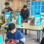 Niños jugando con los juguetes de la campaña 'Jugar es Obligatorio'