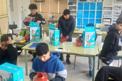 Niños jugando con los juguetes de la campaña 'Jugar es Obligatorio'