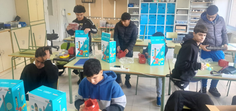 Niños jugando con los juguetes de la campaña 'Jugar es Obligatorio'