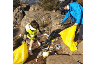 Voluntarios recogiendo basura en el monte