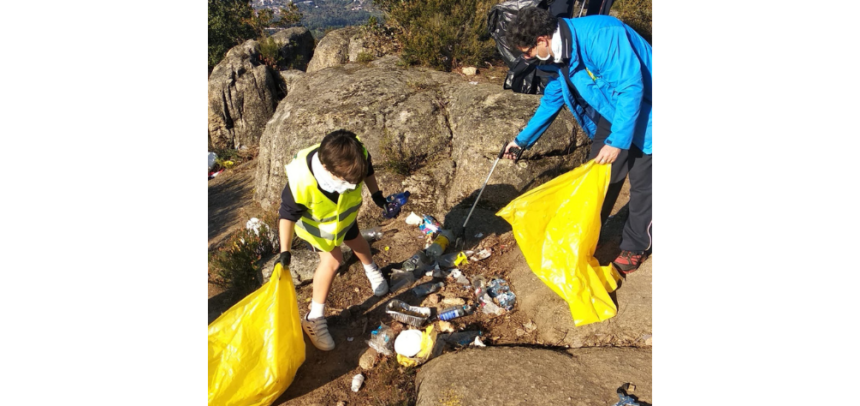 Voluntarios recogiendo basura en el monte