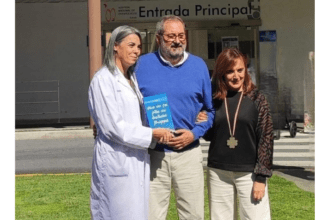 Hernán Cortés junto a su libro en la puerta del Hospital Nacional de Parapléjicos de Toledo