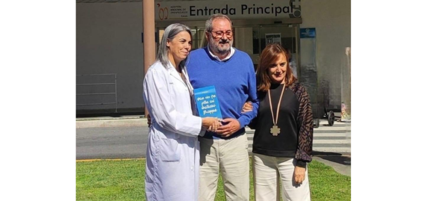 Hernán Cortés junto a su libro en la puerta del Hospital Nacional de Parapléjicos de Toledo