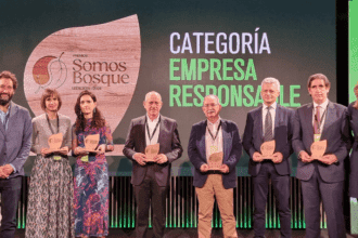 Luis Javier Sánchez, director de Sostenibilidad Forestal de Ence, fue el encargado de recoger este reconocimiento