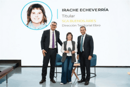 Toni Rodríguez, director comercial de Negocios de CaixaBank; Irache Echeverría, ganadora del ‘Premio A Mujer Profesional Autónoma’ de CaixaBank, y Jaume Masana, director de Negocio de CaixaBank