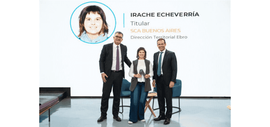 Toni Rodríguez, director comercial de Negocios de CaixaBank; Irache Echeverría, ganadora del ‘Premio A Mujer Profesional Autónoma’ de CaixaBank, y Jaume Masana, director de Negocio de CaixaBank