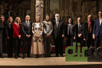 Foto familia con la directora de Comunicación y ESG de Securitas Direct Laura Gonzalvo en el centro