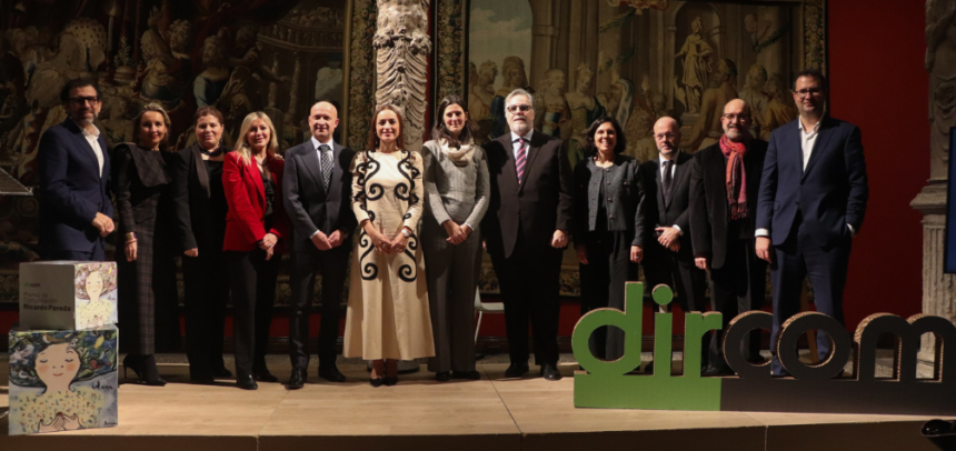 Foto familia con la directora de Comunicación y ESG de Securitas Direct Laura Gonzalvo en el centro