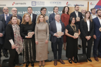 Foto grupal de los galardonados en los IV Premios Compromiso Sostenibilidad en la Posventa