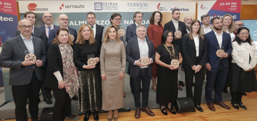 Foto grupal de los galardonados en los IV Premios Compromiso Sostenibilidad en la Posventa