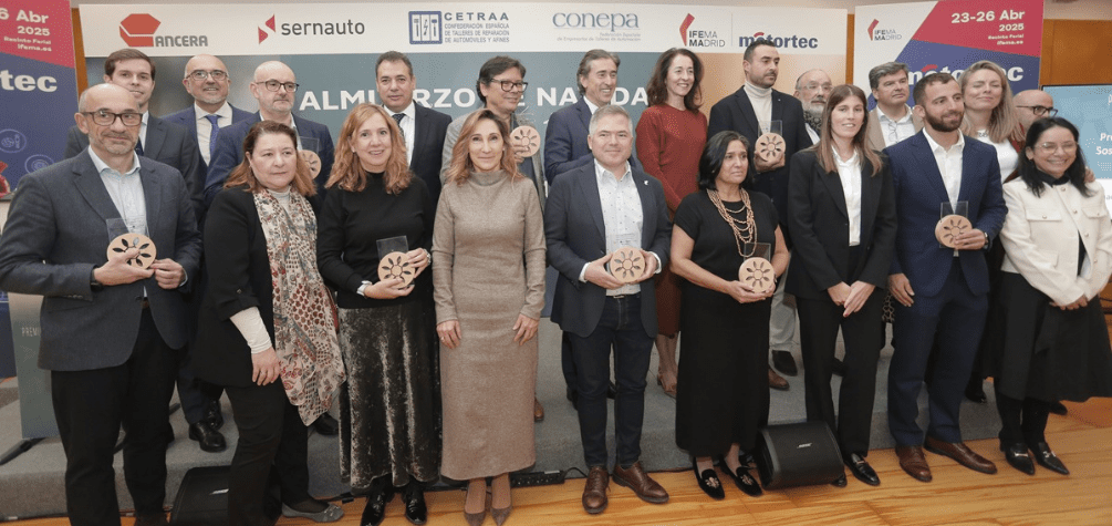 Foto grupal de los galardonados en los IV Premios Compromiso Sostenibilidad en la Posventa