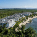 Imagen del hotel frente a la playa rodeado de un entorno natural único