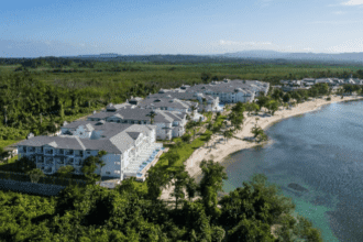 Imagen del hotel frente a la playa rodeado de un entorno natural único