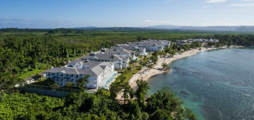 Imagen del hotel frente a la playa rodeado de un entorno natural único