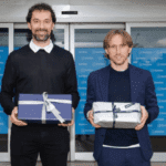 Los capitanes del Real Madrid de fútbol masculino y baloncesto con regalos en la puerta del hospital