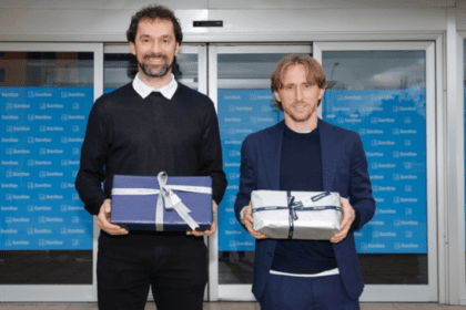 Los capitanes del Real Madrid de fútbol masculino y baloncesto con regalos en la puerta del hospital