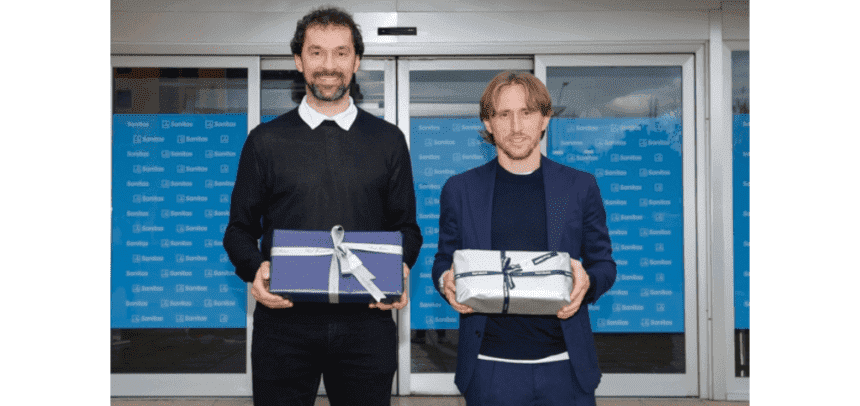 Los capitanes del Real Madrid de fútbol masculino y baloncesto con regalos en la puerta del hospital