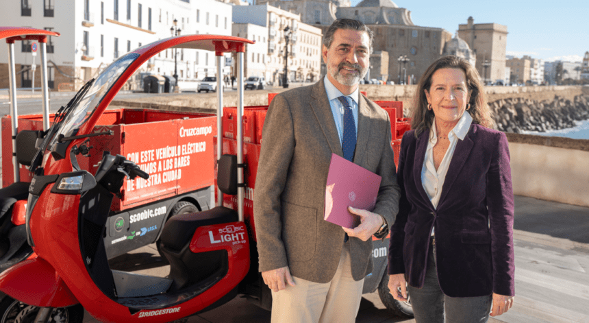 José Manuel Verdulla, delegado de Movilidad del Ayuntamiento de Cádiz, y Ada Bernal, directora regional de Relaciones Institucionales en Andalucía de HEINEKEN España