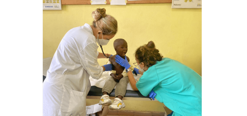 Voluntarias españolas de Fundación Recover durante una misión pediátrica en Camerún