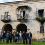 El alcalde de Puente Viesgo junto a miembros del jurado de Arte Público y de la Fundación EDP visitando la casona