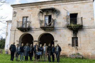 El alcalde de Puente Viesgo junto a miembros del jurado de Arte Público y de la Fundación EDP visitando la casona