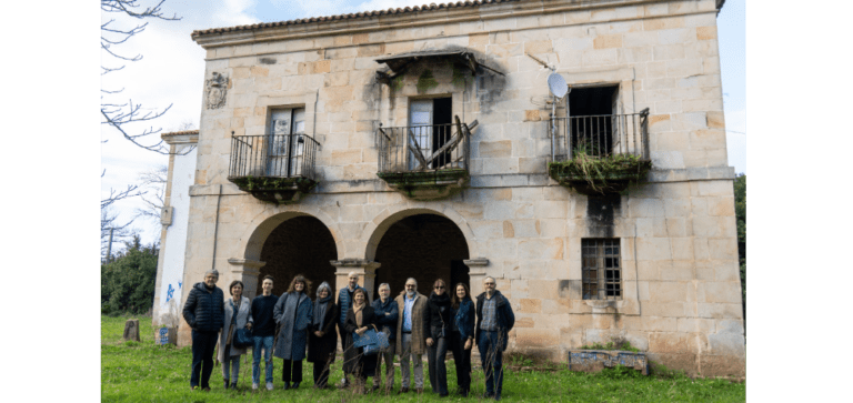 El alcalde de Puente Viesgo junto a miembros del jurado de Arte Público y de la Fundación EDP visitando la casona