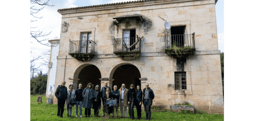 El alcalde de Puente Viesgo junto a miembros del jurado de Arte Público y de la Fundación EDP visitando la casona