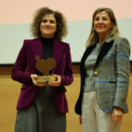 La coordinadora de Responsabilidad Social, Ineìs Loìpez, a la izquierda, recogiÓ el premio de la CARM al proyecto ODSesiones de la UMU