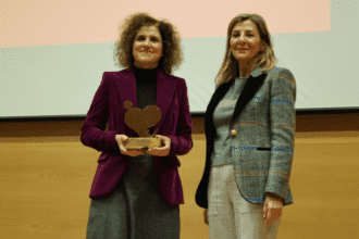 La coordinadora de Responsabilidad Social, Inés López, a la izquierda, recogió el premio de la CARM al proyecto ODSesiones de la UMU