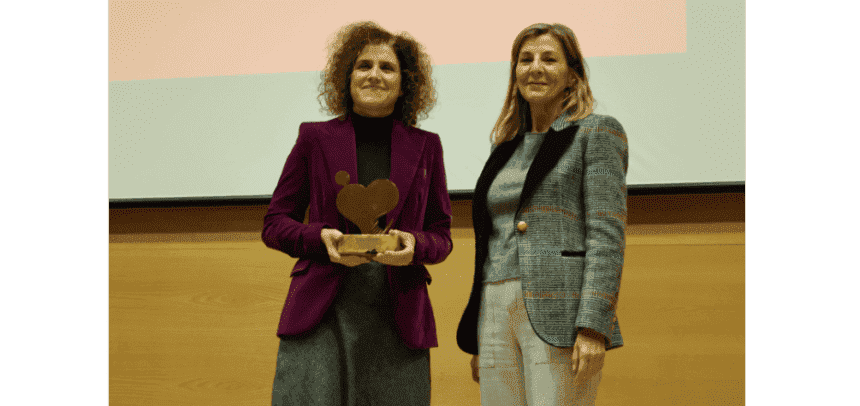 La coordinadora de Responsabilidad Social, Inés López, a la izquierda, recogió el premio de la CARM al proyecto ODSesiones de la UMU