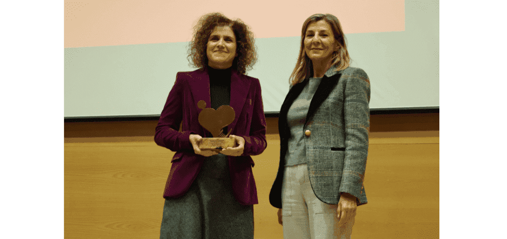 La coordinadora de Responsabilidad Social, Inés López, a la izquierda, recogió el premio de la CARM al proyecto ODSesiones de la UMU