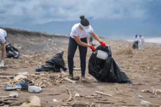 Voluntaria de Fundación MAPFRE recogiendo basura